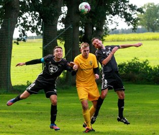Die Syrauer Paul Schneider (links) und Janek Weiß (rechts) gewinnen hier das Kopfballduell gegen Schönecks Jan Luderer. Immer wieder bissen sich die Gäste die Zähne an der Syrauer Defensive aus. 