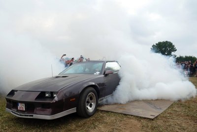 Für den Burnout-Contest wurden in Großolbersdorf viele Handys gezückt.
