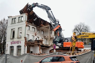 Bis Ende der Woche steht keine Wand mehr vom Ellefelder Markt. Dann kann auch die Verkehrseinschränkung auf der Hauptstraße aufgehoben werden.