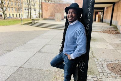 Der Musiker Arba Manillah hat ein neues Album herausgebracht.