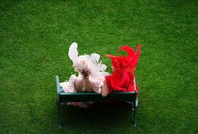 Rennbesucherinnen sitzen auf einer Bank am ersten Tag des Royal Ascot auf der Pferderennbahn von Ascot.