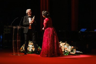 Opernsängerin Olga Peretyatko nimmt ihren Preis entgegen.