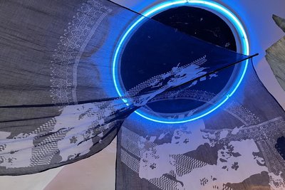 Eine Installation in der Sonderschau zeigt, wie das Blau des Himmels sich in Stoff einfangen lässt und regt die Fantasie an.
