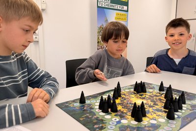 Die drei Erstplatzierten, mit Carl-Henry (M.), beim Spiel.