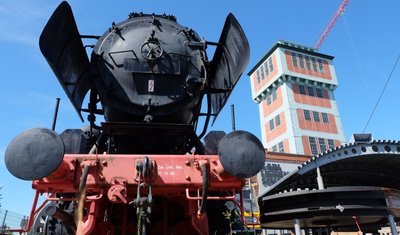 Die Dampflokomotive - die vorletzte Ausführung der Baureihe 52 - wurde 1944 in der Lokomotivfabrik Jung in Kirchen an der Sieg (heute Rheinland-Pfalz) gebaut und steht seit 1996 auf dem Gelände des Bergbaumuseums.