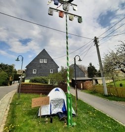 Der Maibaum Grünberg bei Augustusburg wird jetzt bewacht. 