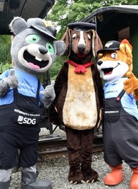 Das neue Maskottchen der SDG, der Feuerfuchs, stellte sich am Wochenende in Oberwiesenthal vor. An seiner Seite: der Lößnitzdackel und das Rußhörnchen. 