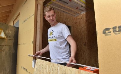 Bastian Stabreg gehört zu den Mitarbeitern der Zimmerei Dechant aus Braunichswalde bei Greiz, die derzeit die Deckenverkleidung in das Funktionshäuschen einbauen.