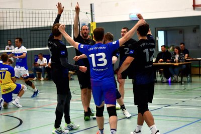 Hier freut sich der VSV Eintracht Reichenbach bei der Qualifikation zum Regionalpokal, als sie einen Punkt gegen Bundesligist L.E. Volleys machten.