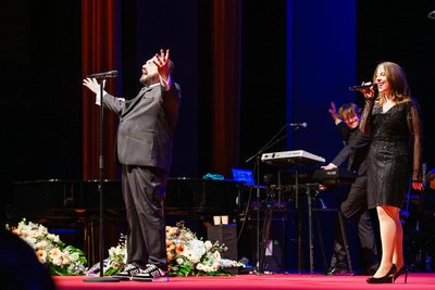 Viele Emotionen und tosender Beifall für Alphaville, die unter anderem „Forerever Young“ spielten - zusammen mit der Robert-Schumann-Philharmonie.