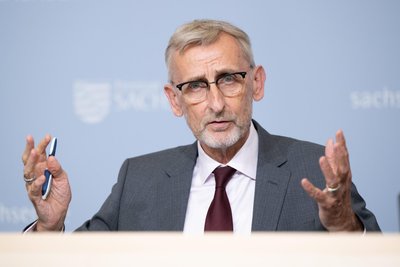 Sachsens Innenminister Armin Schuster (CDU) wird am Freitag in Oelsnitz erwartet.