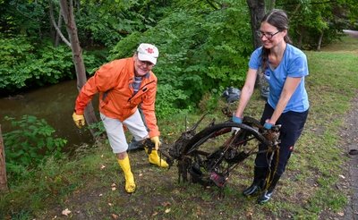 Flussputz in Schloßchemnitz: Angela Thränhardt und Erik Dietrich holten unter anderem dieses alte Fahrrad aus der Chemnitz. 
