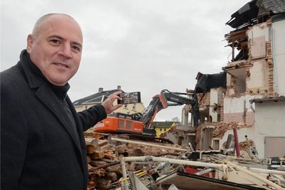 Bürgermeister Jörg Kerber dokumentiert die Abrissarbeiten am Ellefelder Markt.