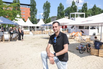 Pünktlich zum Vatertag eröffnet der Uferstrand, im Bild Manager Marcel Kummers.