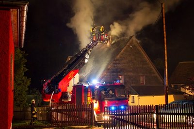 63 Feuerwehrleute kamen am Montagabend in Brünlos nach einem Blitzschlag in ein Einfamilienhaus zum Einsatz.