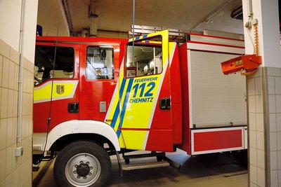 Die hintere Scheibe des Löschfahrzeugs wurde zerstört und musste entfernt werden.