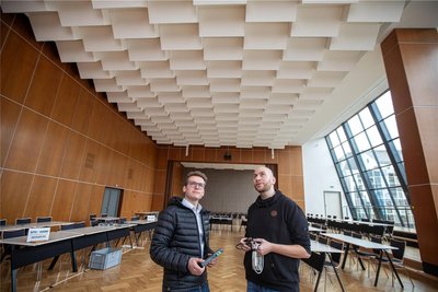 Jeremy Ziron (links) von der ausführenden IT-Firma J&J Media und Sebastian Barg aus der Pressestelle der Stadtverwaltung freuen sich über die gute Akustik im neuen Rathaussaal.