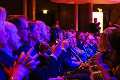 Viele Besucherinnen und Besucher hielten den Abend in Fotos und Videos fest.