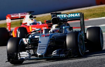 Mit den Tests in Barcelona (Bild oben) zeigte sich Sebastian Vettel (unten Mitte) zuversichtlich, den Rückstand auf die Silberpfeile zu verkürzen. In seiner zweiten Saison bei Ferrari will der Hesse gegen die Mercedes-Piloten Lewis Hamilton (links) und Nico Rosberg (rechts) um den Titel fahren.
