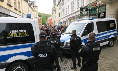 Die Straßen rings um den Altmarkt in Aue wurden durch die Polizei abgesperrt. 