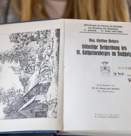 Das älteste Buch: Christian Meltzers "Historische Beschreibung des St. Catharinenberges im Buchholz" aus dem Jahr 1928.