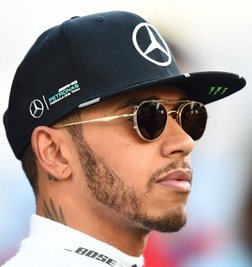 Mit den Tests in Barcelona (Bild oben) zeigte sich Sebastian Vettel (unten Mitte) zuversichtlich, den Rückstand auf die Silberpfeile zu verkürzen. In seiner zweiten Saison bei Ferrari will der Hesse gegen die Mercedes-Piloten Lewis Hamilton (links) und Nico Rosberg (rechts) um den Titel fahren.