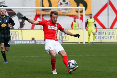 Mike Könnecke, hier beim 1:1 gegen Waldhof Mannheim in Aktion, trägt das FSV-Trikot ein weiteres Jahr.