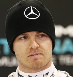 Mit den Tests in Barcelona (Bild oben) zeigte sich Sebastian Vettel (unten Mitte) zuversichtlich, den Rückstand auf die Silberpfeile zu verkürzen. In seiner zweiten Saison bei Ferrari will der Hesse gegen die Mercedes-Piloten Lewis Hamilton (links) und Nico Rosberg (rechts) um den Titel fahren.