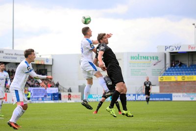FSV-Stürmer Ronny König im Duell mit Moritz Heyer.
