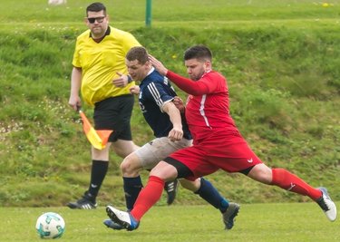 Obwohl Toni Schuster (r.) einst mit Olbernhau in der Landesliga spielte, hält er Deutschneudorf in der untersten Spielklasse die Treue.