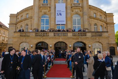 Der rote Teppich vor dem Opernhaus Chemnitz.