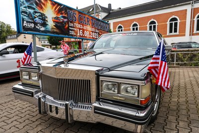 Auch diese klassische US-Limousine, ein Cadillac mit vertikalem Chromgrill, konnten die Besucher in Aue sehen.