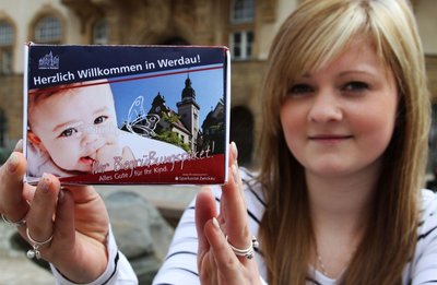 Natalie Jung, Auszubildende im Werdauer Rathaus, mit einem Muster des künftigen Babypakets der Stadtverwaltung.