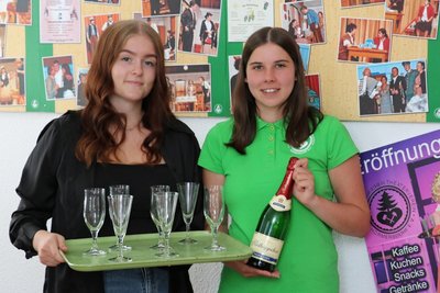 Johanna Ullmann (links) und Lea Heidel pflegen Erzgebirgisch auf der Bühne.