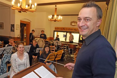 Nach knapp zwei Jahren gibt Thomas Haase die Leitung des Nachwuchsorchesters des Bergmusikkorps Saxonia Freiberg wieder ab.