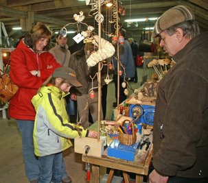 
              <p class="artikelinhalt">Sandra Münzner und ihre Tochter Alicja machten beim Kunsthandwerkermarkt auf Schloss Augustusburg unter anderem auch am Stand von Drechsler Reiner Stöckel (von links nach rechts) Halt.  </p>
            