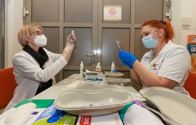 Beide Mediziner betonen jedoch, dass die Aktion nur dank vieler funktionierte - hier Apothekerin Marion Liegmann und Nadine Wünsch (v. l.).