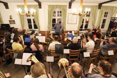 Das Bergmusikkorps Saxonia Freiberg bei Proben in der Knappenstube.