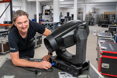 Das Lager hat Thomas Reichel, Meister der Veranstaltungstechnik, im ehemaligen Messtreff in Pockau bereits fertig ausgebaut. Von dort aus stellt er das Equipment zusammen, das er für die Tourneen der einzelnen Künstler benötigt.