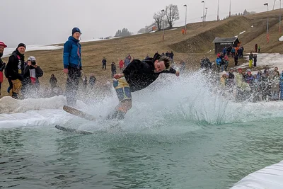 Ultimativer Härtetest bei „Mount Mallorca“: der Waterslide. Dabei geht’s mit Ski oder Bord über ein 17 Meter langes Wasserbecken.