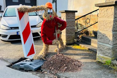 Hasen als Strohpuppen gehören zum Wolkenburger Osterweg.