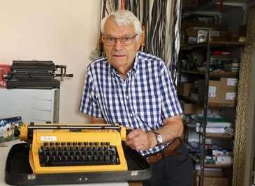 Eberhard Drechsel kennt die Reiseschreibmaschine Erika in- und auswendig. Viele Jahre hat er mechanische und elektrische Schreibmaschinen repariert. Die Computertechnik machte sie zu Auslaufmodellen.