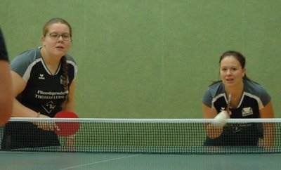 Julia Ludwig (l.) und Katharina Berger gewannen überraschend ein Doppel im Nachbarschaftsduell gegen die HSG Mittweida. Am Ende entschieden allerdings die Einzel zugunsten der Gäste, die den ersten Saisonsieg bejubelten. 