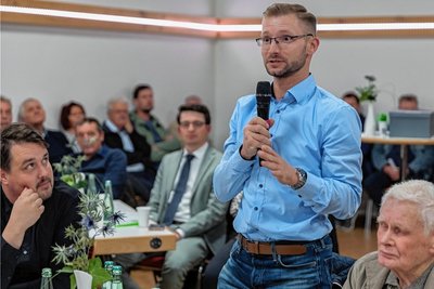 Die Teilnehmer, wie hier Randy Neidhardt, hielten im Kleinen Saal des Neuberinhauses mit ihren Anliegen nicht hinterm Berg.