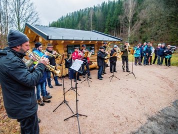 Zur Einweihung der neuen Schutzhütte an den Rektorswiesen bei Eibenstock spielte der Posaunenchor der Kirchgemeinde Eibenstock. 
