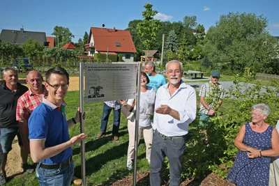 Stefan Czarnecki (links) und Bernd Gerber (Mitte) im Juni 2019 bei der Einweihung der neuen Ortsmitte von Königswalde.