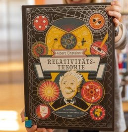 Das neuste Buch: Carl Wilkinsons "Albert Einsteins Relativitätstheorie", das in diesem Jahr erschienen ist und katalogisiert wurde.