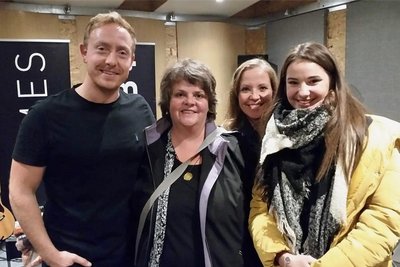 Beim Studiokonzert von James Kirby in Leeds - von links James Kirby, Cordelia Weiß, ihre Schwester Katalin und ihre Tochter Emily.