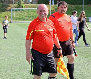 Nach seinem letzten Spiel als Linienrichter verlässt Klaus Unger (vorn) den Platz mit dem zweiten Assistenten Marcel Richter. 
