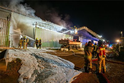 Feuerwehren aus Neumark und Umgebung kämpften gegen die Flammen in der Lagerhalle an.